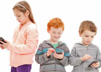 DEPENDENȚA COPIILOR DE TELEFON, MAI PERICULOASĂ DECÂT CEA DE DROGURI