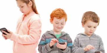 DEPENDENȚA COPIILOR DE TELEFON, MAI PERICULOASĂ DECÂT CEA DE DROGURI